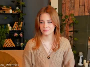 female cam couple thomashelena image #1243442