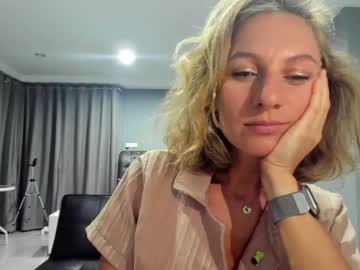 female cam couple mrs_kiss_vhs image #3919652