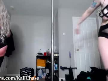 female cam couple theboomboomr00m image #940685