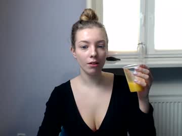 lucynews  female  webcam