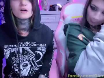 female cam couple ripper_66 image #4006933
