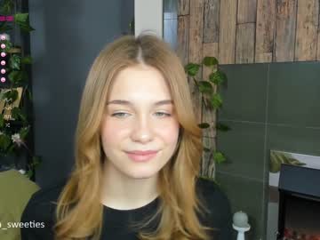 female cam couple thomashelena image #1272704