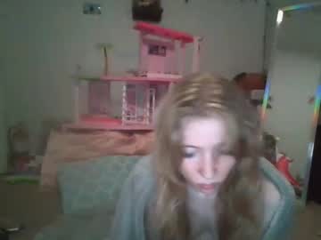 female cam girl sm0keprincesspeach image #4047137