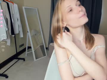 maidagentile  female  webcam