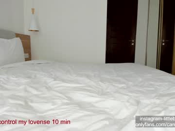 female cam girl carolinaherera image #2128418