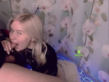 female cam couple frendlyguys image #2613839