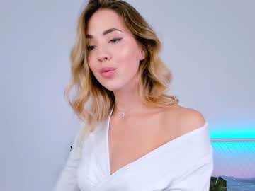female cam girl emmi_rosee image #3105710