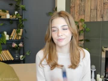 female cam couple thomashelena image #1237578