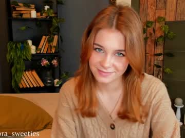 female cam couple thomashelena image #1243925