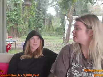 female cam couple xoxo_caroline image #896101