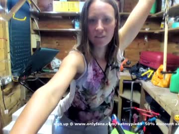 female cam girl eatmypie69 image #31694