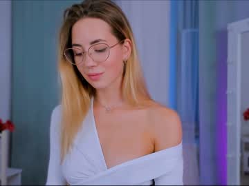 female cam girl emmi_rosee image #3019527