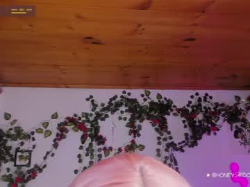 female cam girl honeymoontea image #4001621