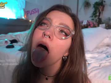 female cam girl _deepthroatgalactica image #3695053
