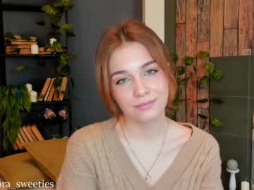 female cam couple thomashelena image #1244818