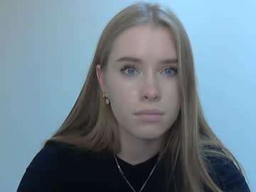 female cam girl bite_big_lips image #586446
