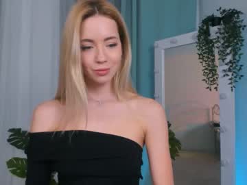 female cam girl emmi_rosee image #1038069