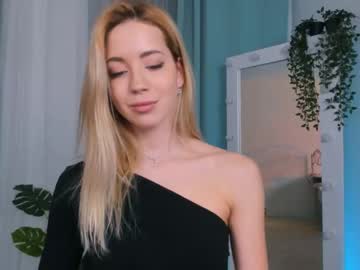 female cam girl emmi_rosee image #1037978