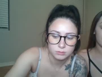 female cam couple rileyxtaylor image #2035009