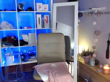female cam girl taralanes image #437267